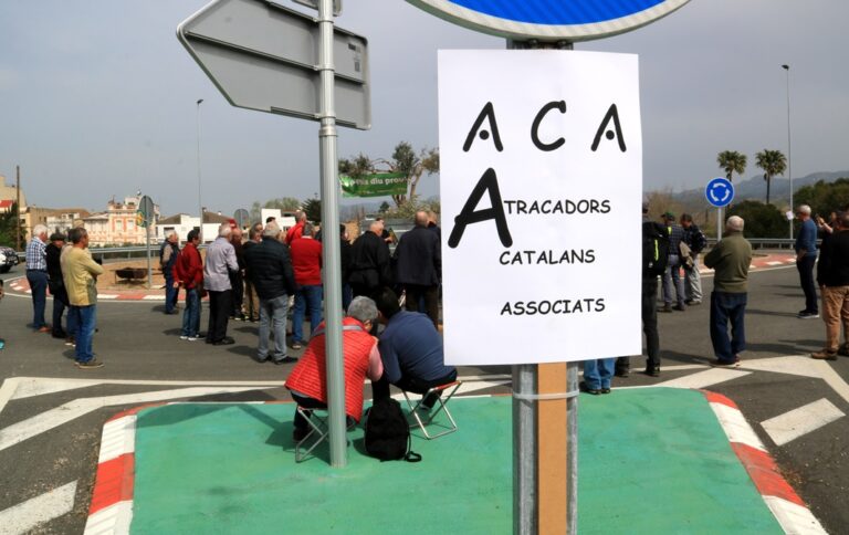 Els pagesos aixequen el bloqueig de la C-12 tot i no arribar a cap acord amb l’ACA