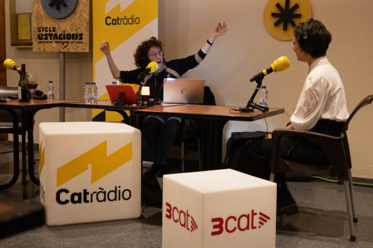 La primera edició del ‘Cicle Estacions’ de Bot sedueix locals i turistes amb les arts en viu, el vi i la gastronomia