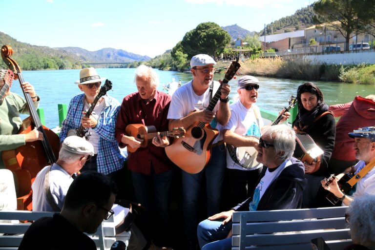 (vídeo) Més de 200 persones canten a «l’esperança» amb la música de Pete Seeger, en un acte «a la vora del riu» a Benifallet