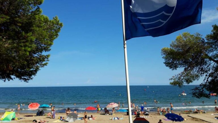 Vuit platges i tres ports ebrencs, guardonats amb la Bandera Blava 2024