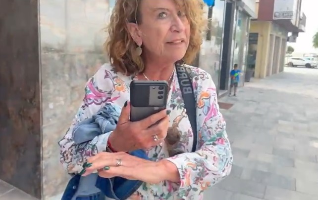 «No em toquis!», perfils preocupants a les xarxes i referències al nazisme embolcallen l’agressió a Laura Borràs a l’Ampolla (vídeo)