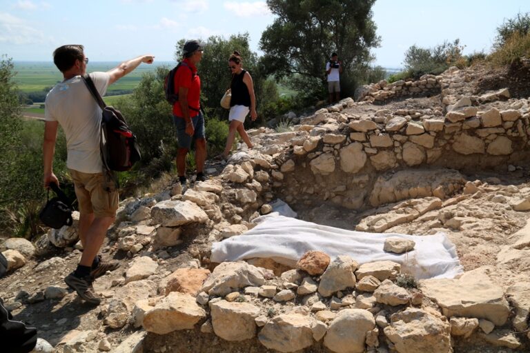 La cinquena excavació al jaciment l’Antic d’Amposta descobreix una plataforma amb funcions socials i religioses (vídeo)