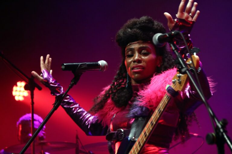 L’energia funk de Nik West revoluciona la XXXI Mostra de Jazz de Tortosa