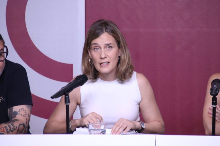 Comuns presenten un pacte amb el PSC que inclou 50.000 pisos protegits, recuperar la 6a hora i no facilitar el Hard Rock