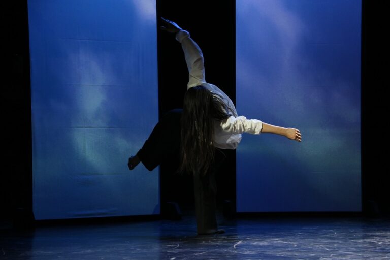 El Deltebre Dansa i l’Eufònic es fusionen amb l’actuació ‘Ressonàncies deltaiques’ sobre l’art visual i la improvisació