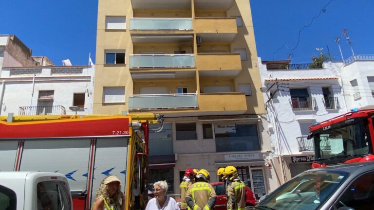 Un ferit lleu per cremades en l’incendi d’un habitatge de la Ràpita