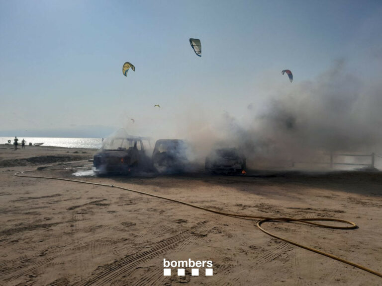 Tres vehicles cremats al pàrquing de la platja del Trabucador