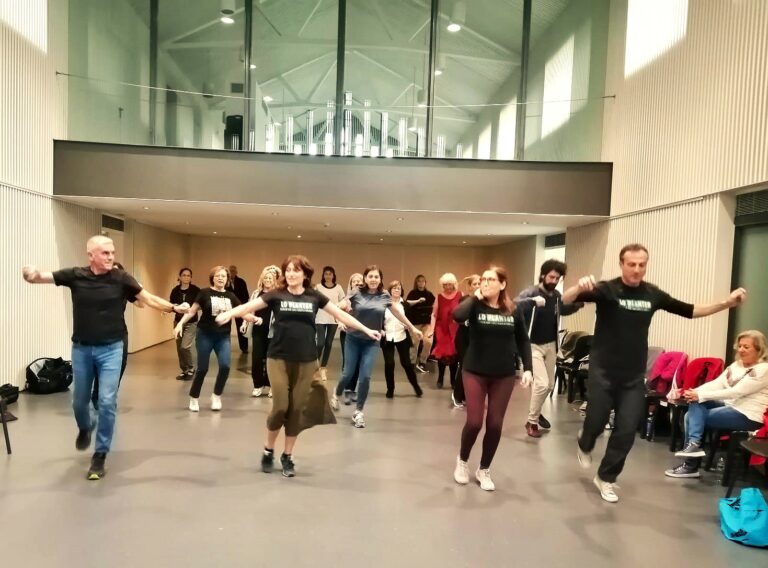 40 músics de totes les generacions canten, toquen i ballen per escampar i dignificar el folklore de l’Ebre