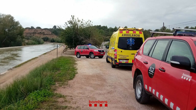 Els Bombers assisteixen un ciclista accidentat en un camí del barranc dels Fornets a Xerta