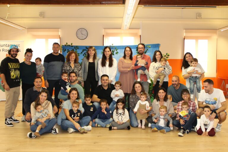 Roquetes dona la benvinguda als infants que compleixen el primer aniversari amb una celebració a la biblioteca