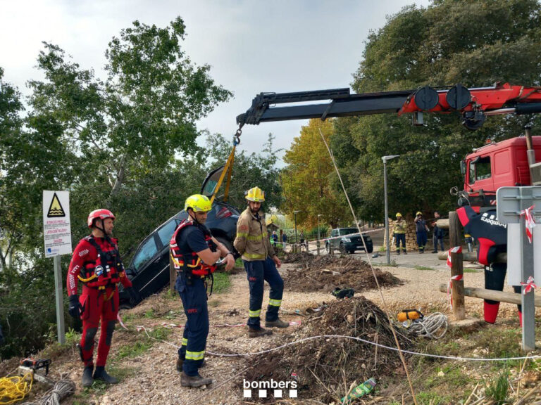 Bombers retira un cotxe a Flix caigut al riu Ebre sense afectats