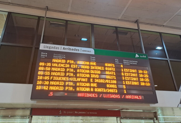 Retards de 45 minuts de mitjana a l’alta velocitat entre Barcelona i Tarragona per una avaria de senyalització