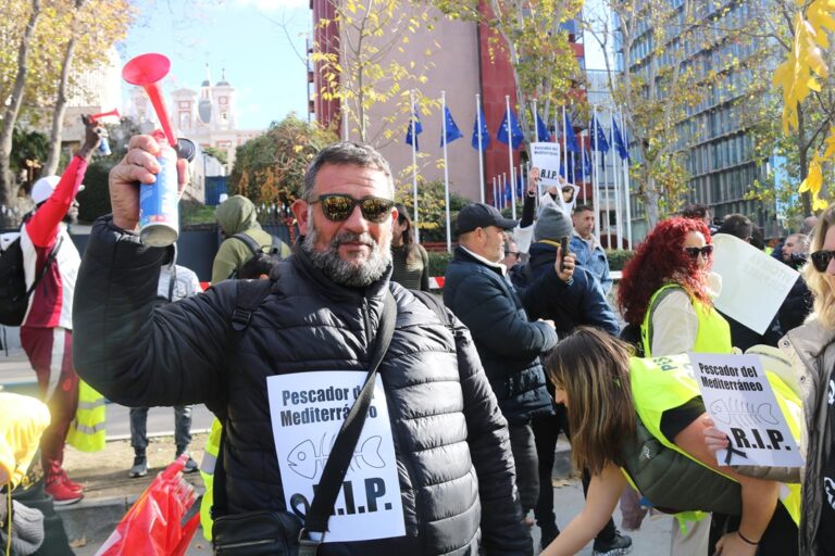 Pescadors i peixaters protesten a Madrid per “pressionar” Brussel·les perquè retiri el seu “inviable” pla