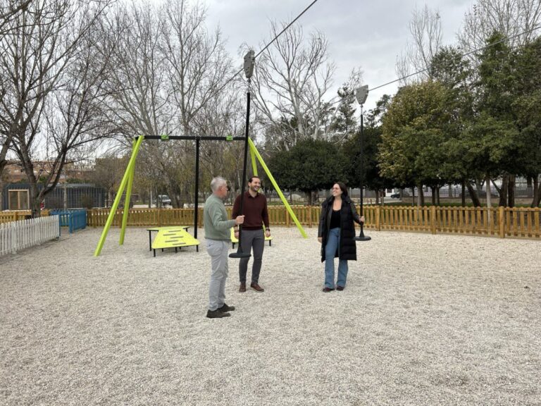 El parc dels Xiribecs d’Amposta estrena la tirolina dels pressupostos participatius