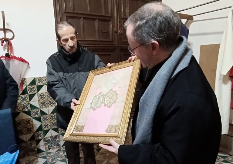L’Arxiconfraria de la Cinta rep la donació de dos escapularis i una cinta de protecció d’embaràs de principi del segle XX