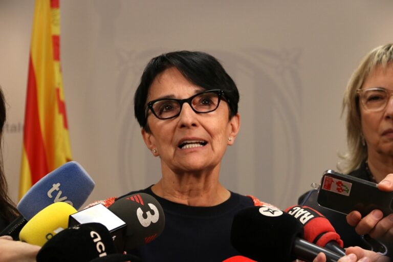 Educació confirma la fusió de ciències al batxillerat i defensa que no es perden hores ni coneixements mínims (vídeo)
