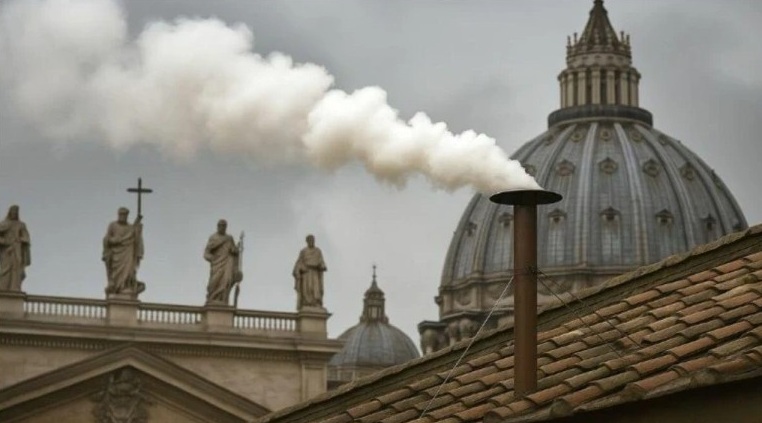 Fumata blanca: el nom del nou Papa es coneixerà en minuts
