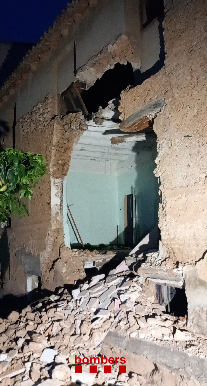 Quatre veïns desallotjats pel col·lapse d’un mur de càrrega en un edifici a Móra la Nova