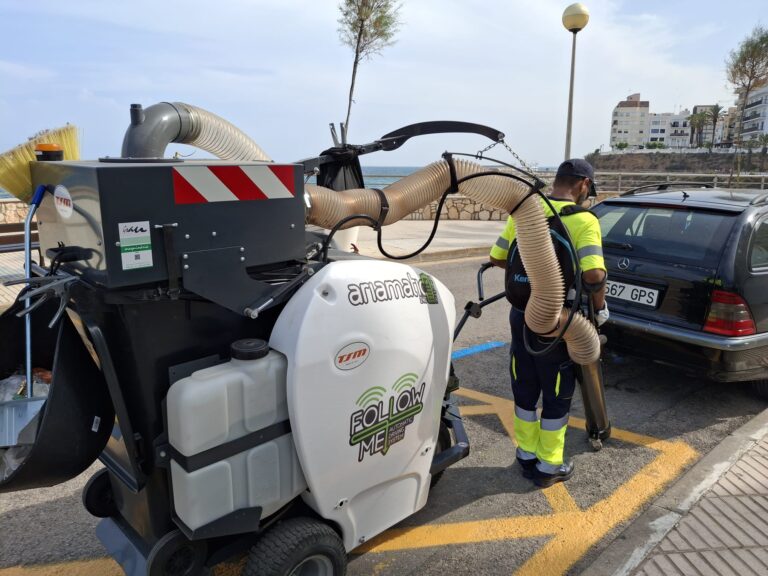 L’Ajuntament de l’Ametlla de Mar reforça el servei de neteja de carrers durant l’estiu