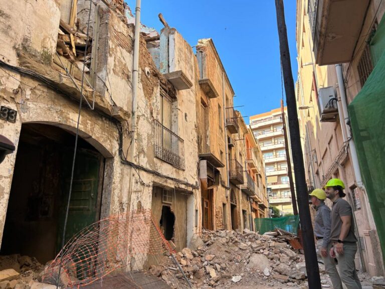 Enderroquen tres immobles en estat ruïnós al carrer Sant Antoni d’Amposta