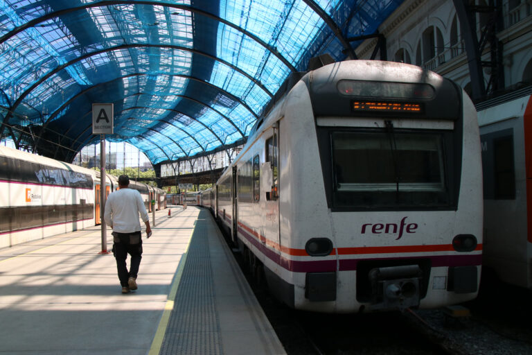 Desallotgen 130 passatgers d’un tren regional avariat a Móra la Nova