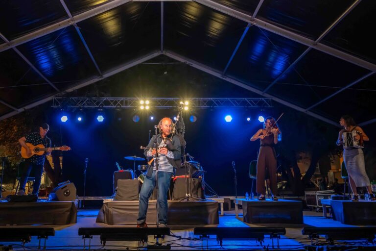 Carlos Núñez meravella i captiva Roquetes amb un recital de gaita i música tradicional