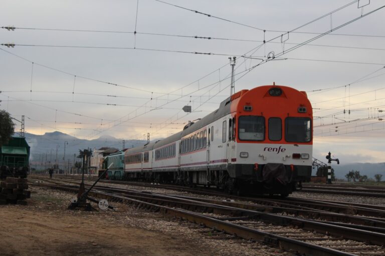 Viatja a bord de la Unitat 444 Electrotren com les estrelles de cinema