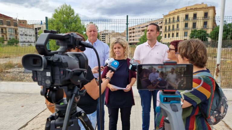 Junts per Tortosa denuncia que un any després d’anunciar l’inici del nou aparcament de Renfe encara no ha començat