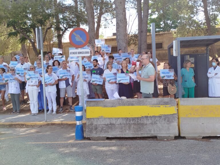 Un anestesiòleg ben despert reprèn les concentracions davant el Verge de la Cinta: «Me passo el matí procurant no ensopegar, trepitjar o embolicar-me amb cap cable dels que van per terra»