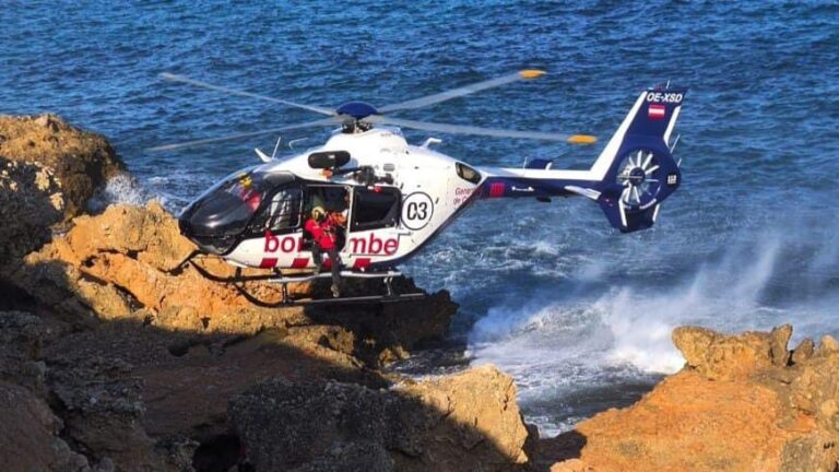 Un helicòpter de Bombers rescata una francesa malferida en un roquer molt pròxim a Cala Mosques de l’Ametlla de Mar