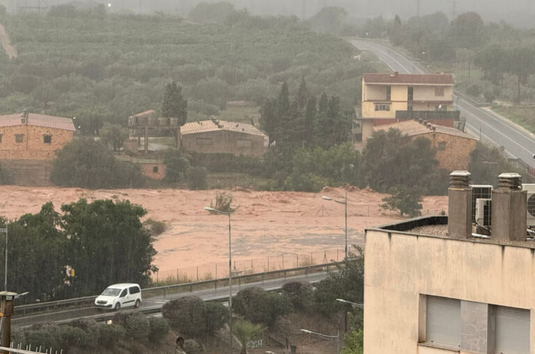 Protecció Civil recomana “pujar a pisos superiors” davant la tempesta que inunda el Montsià