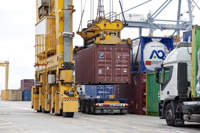Les exportacions cauen un 9,5% a l’agost a Tarragona i l’Ebre, coincidint amb l’entrada en vigor dels aranzels americans