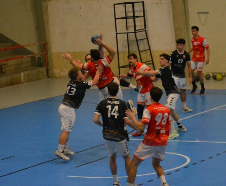 Empat ‘in extremis’ del sènior masculí del CE Tortosa (21-21)