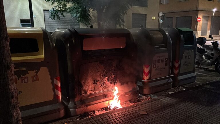 Cinc contenidors cremats a Ferreries poc després de la detenció d’un jove per llençar objectes a la policia