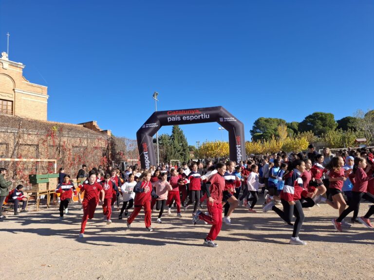 Uns mil esportistes prenen part al VI Cros Escolar Sagrada Família de Tortosa