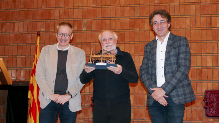 Flix homenatja Roc Salvadó Poy i l’entitat Amics i amigues de l’Ebre en la tercera edició dels Guardons Pont de Ferro