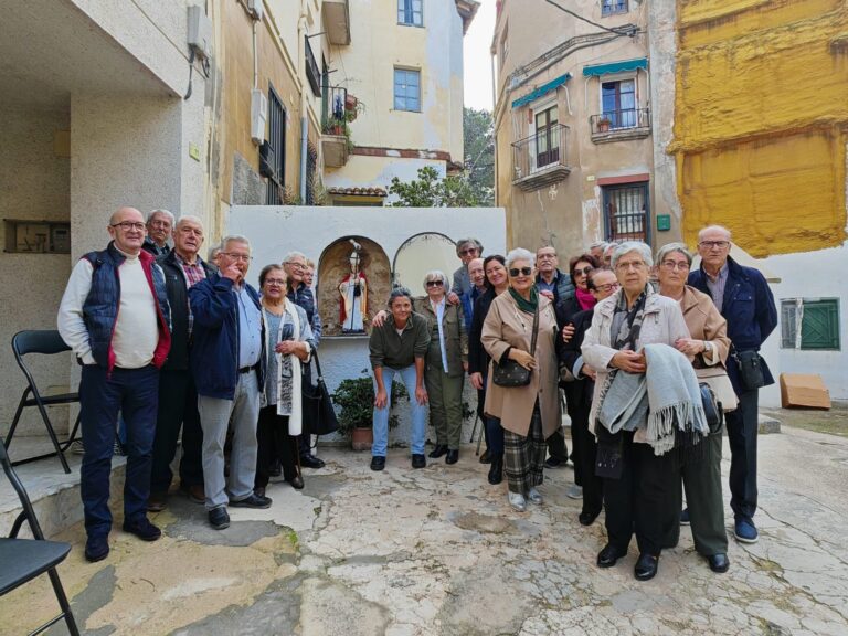 El barri del Garrofer de Tortosa celebra la restauració de Sant Tomàs amb una emotiva trobada de veïns