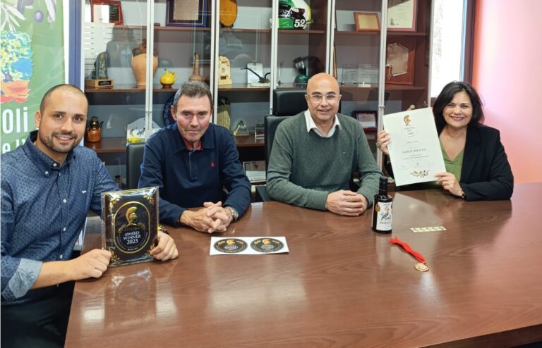 Rústiques Faiges recull a Jesús la Medalla d’Or guanyada a Grècia amb el seu oli Essència