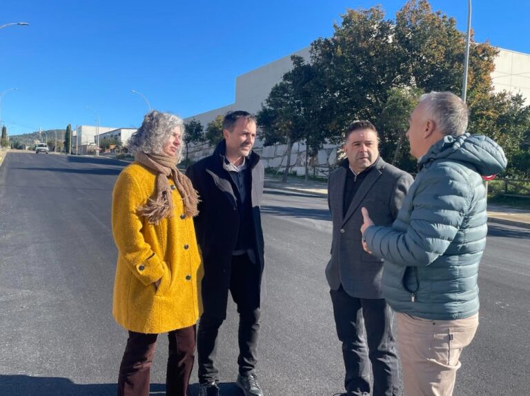 L’Ajuntament de Tortosa millora el paviment i renova l’enllumenat públic del polígon industrial Baix Ebre