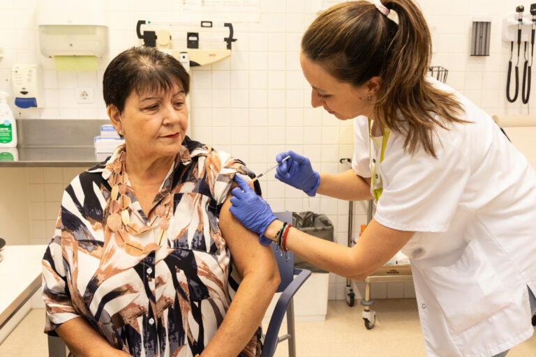 La incidència estimada de grip es multiplica i Salut recomana l’ús de la mascareta en centres sanitaris i sociosanitaris