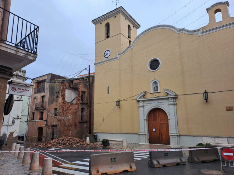 S’ensorra parcialment una casa al Perelló per la pluja sense causar ferits