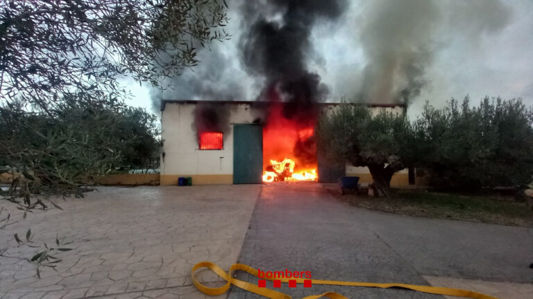 Crema un magatzem a Roquetes