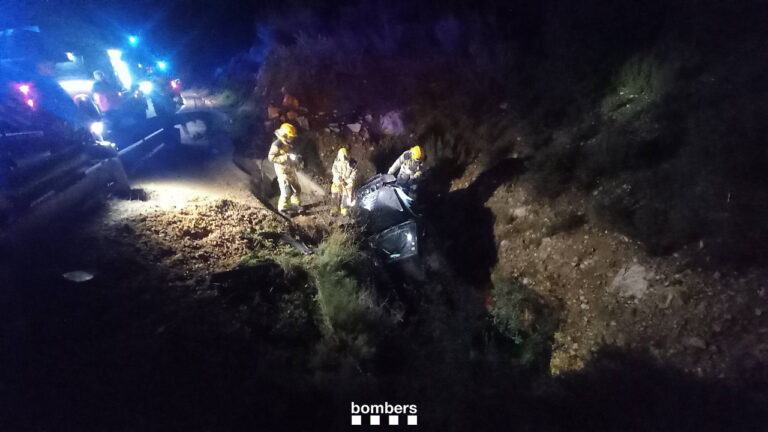 Ferit menys greu després d’estimbar-se amb el cotxe per un petit barranc de Prat de Comte