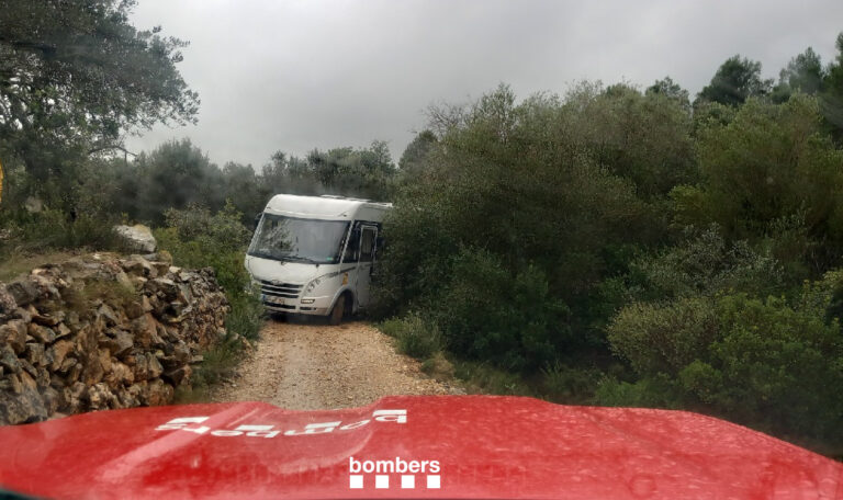 Un traductor d’alemany ajuda a desbloquejar una caravana encallada durant tres dies a Masdenverge