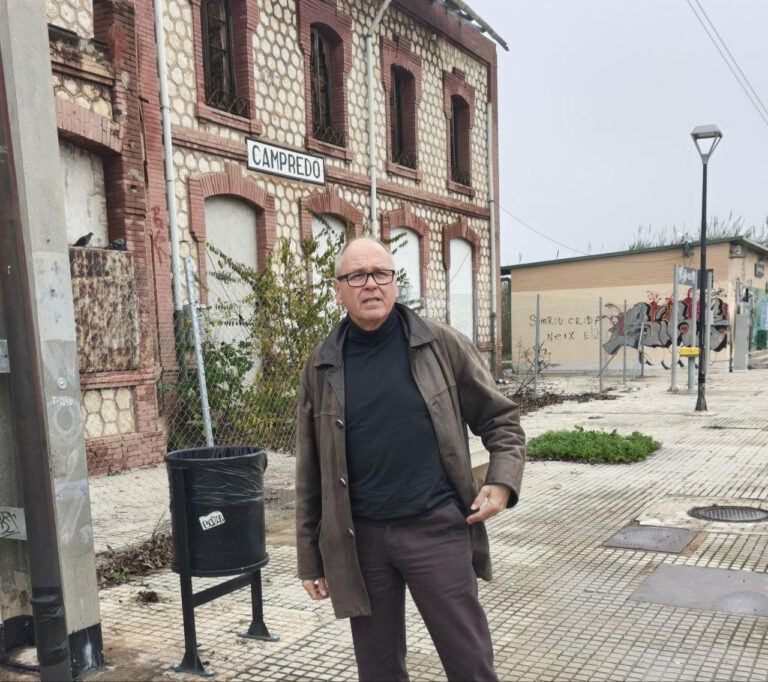 El diputat dels Comuns Fèlix Alonso visita l’estació de Campredó i anuncia que demanarà la cessió d’ús a ADIF