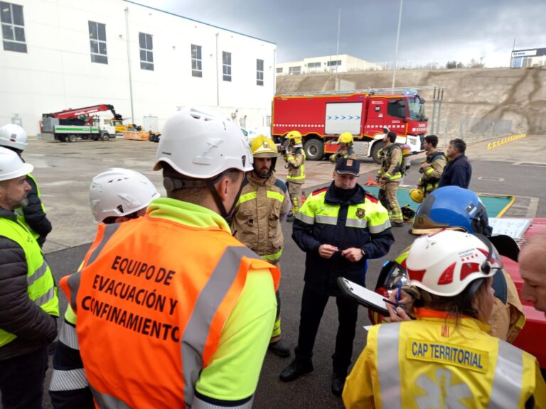 Simulacre d’incendi a Kronospan amb cinc treballadors ferits