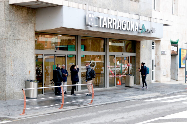 “Plou i tot s’esfondra. La falta d’inversions té conseqüències”