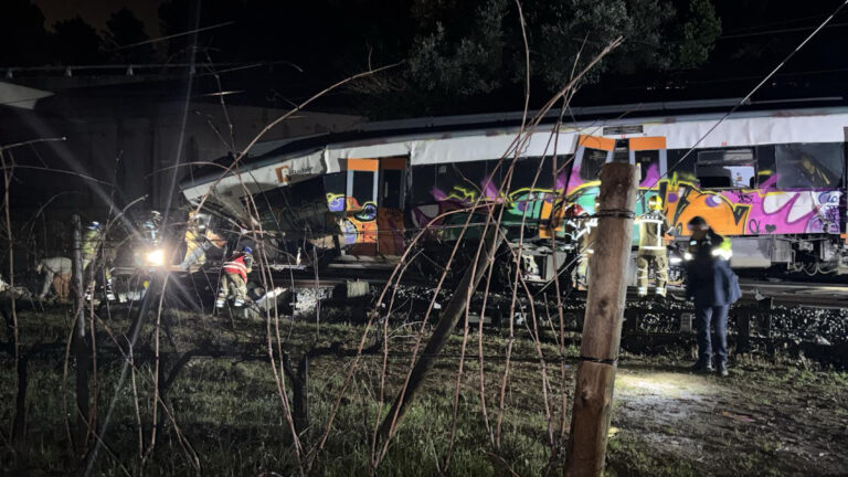 Un mort i 37 afectats, 5 dels quals ferits greus, en el xoc d’un tren de l’R4 contra un mur de contenció caigut a la via