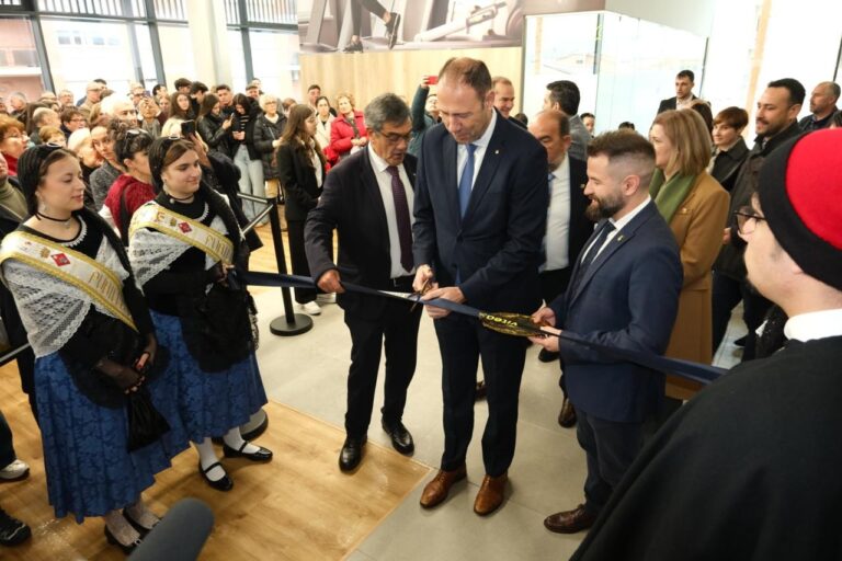 L’alcalde d’Ascó i el conseller d’Esports inauguren Vitea, el nou complex esportiu amb piscina coberta d’Ascó