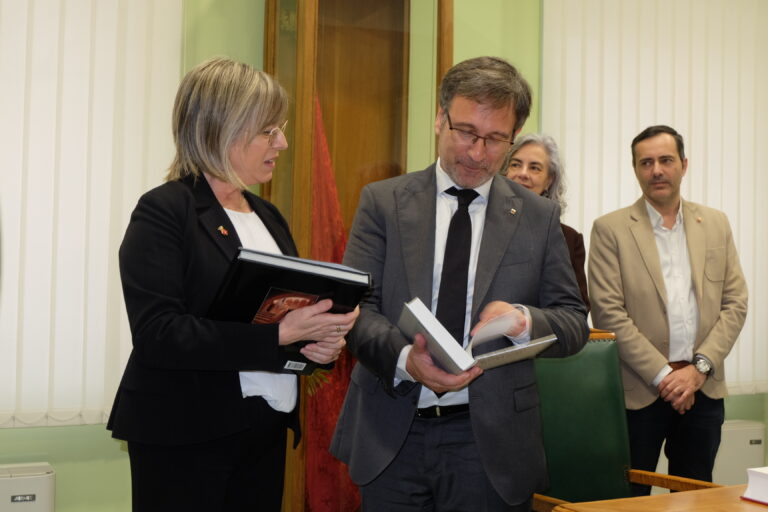 L’Ajuntament de Tortosa formalitza l’adhesió al Pacte Nacional per la Llengua amb el conseller Vila